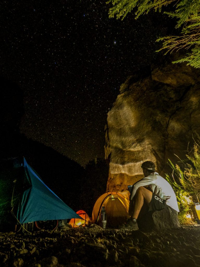 Observación nocturna del cielo en el valle