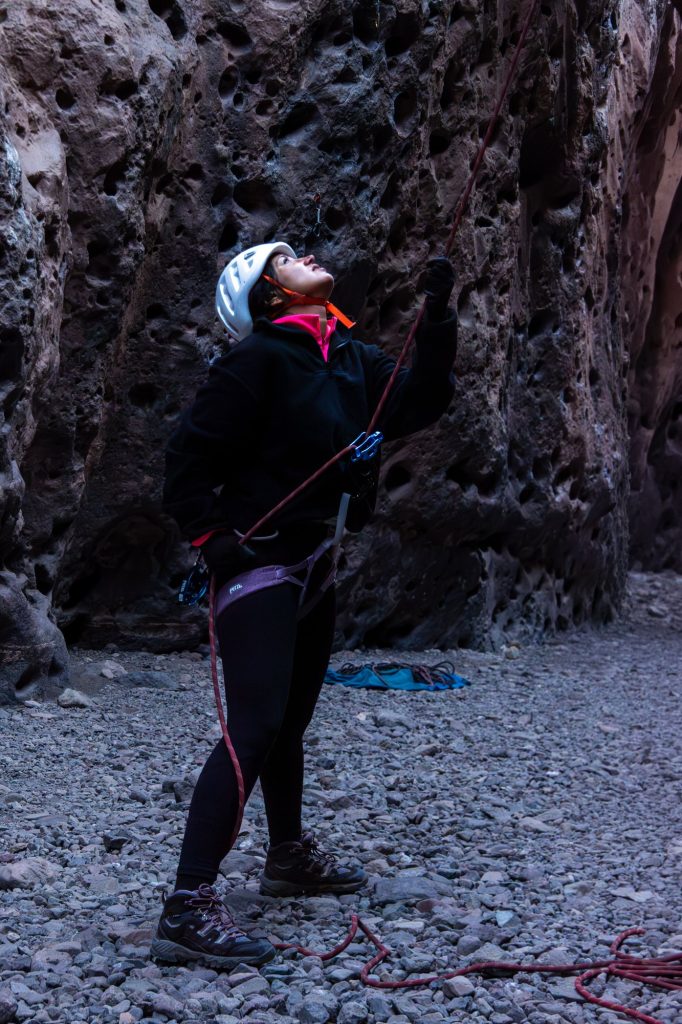 Preparación de escalada con casco y arnés