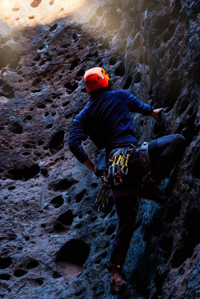 Escalada guiada en pared de roca