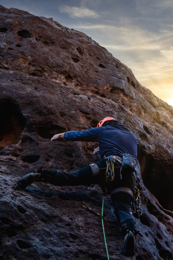 Ascenso en roca con equipo de escalada