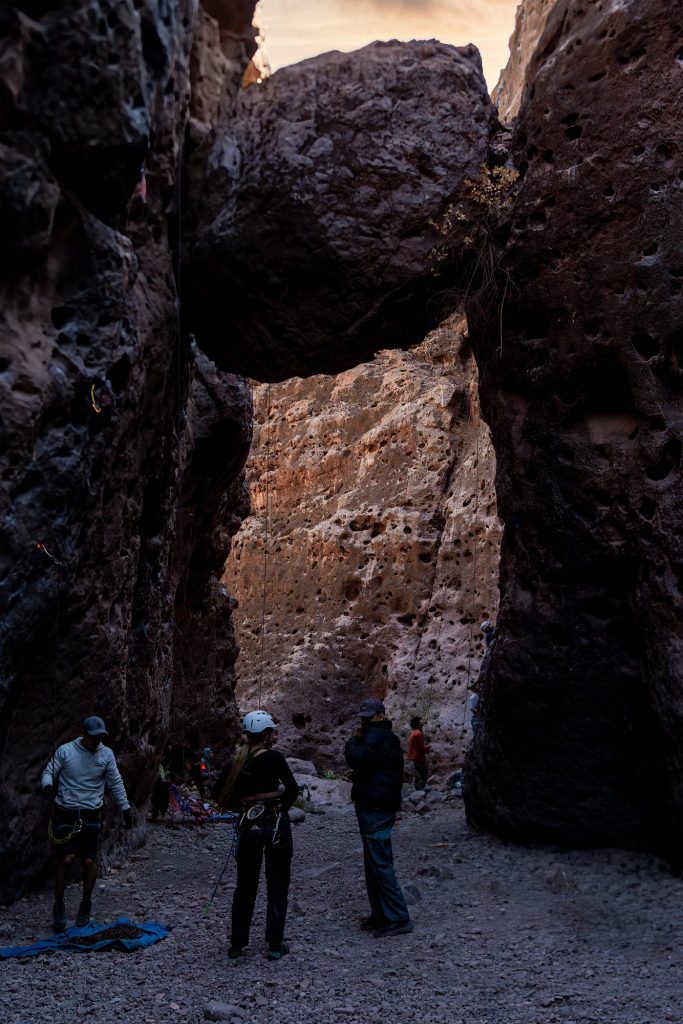 Grupo explorando un cañón del valle