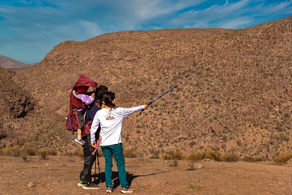 Caminantes observando los cerros del valle